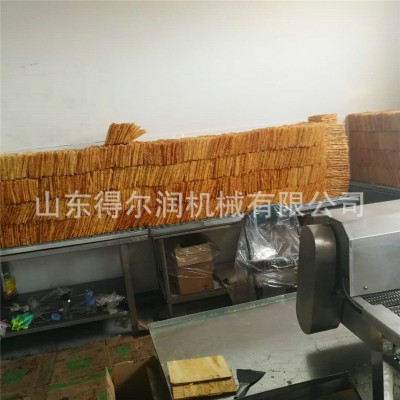 多功能煎餅薄脆油炸機(jī) 飯團(tuán)酥油炸設(shè)備 小型脆餅面片油炸生產(chǎn)線