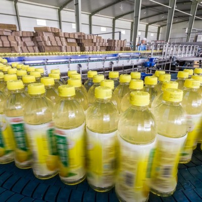 果汁飲料罐裝機(jī)，全自動三合一生產(chǎn)線設(shè)備 定量液體飲料罐裝機(jī)