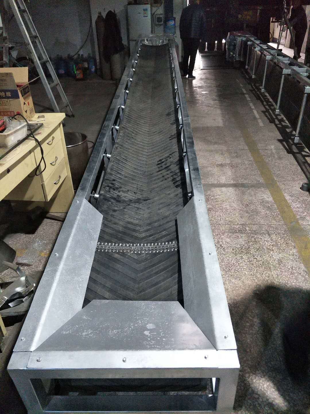 皮帶輸送機(jī)爬坡皮帶傳送機(jī) 污泥石子裝車皮帶輸送機(jī)