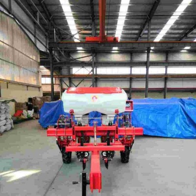 玉米免耕機使用機械代替原來的人工播種，施肥，耕地等步驟，一步完成。