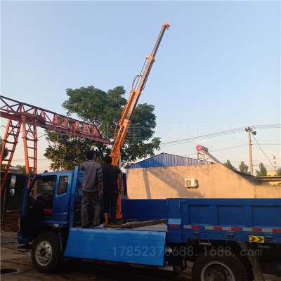 輕卡車安裝小型隨車吊機 貨車加裝小型折臂吊 吊臂可以折疊的吊機