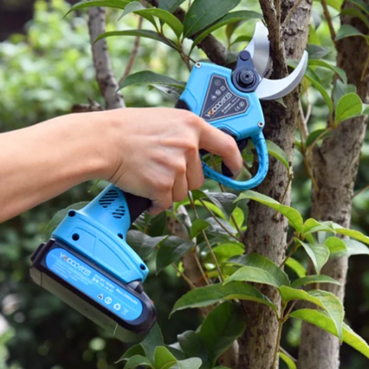 輕巧便攜式小型電動(dòng)剪刀 園林梨樹桃樹修枝剪 30mm鋰電園藝剪枝機(jī)