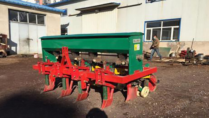 聚豐2BCF-4型倉轉(zhuǎn)式玉米精量播種機