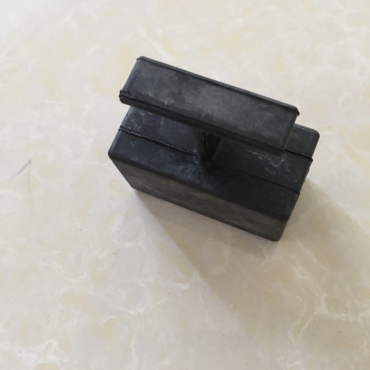 舷外機(jī)40P側(cè)減震塊14019,84克，單價(jià)每個7.7元，批發(fā)有優(yōu)惠